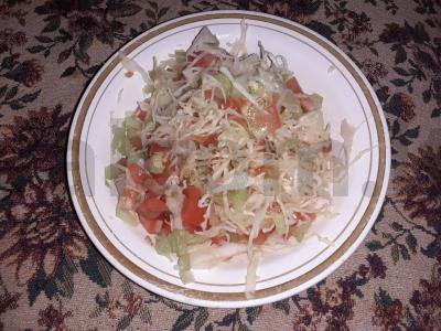 Vitaminų salotos iš raugintų kopūstų su pomidorais ir salierais pagrindine nuotrauka