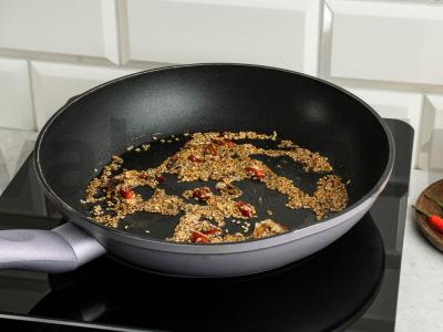Soba su raudonaisiais aštriaisiais pipirais, sezamo sėklomis ir česnakais papuošimui Žingsnis 2