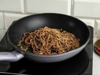 Soba su raudonaisiais aštriaisiais pipirais, sezamo sėklomis ir česnakais papuošimui Žingsnis 3