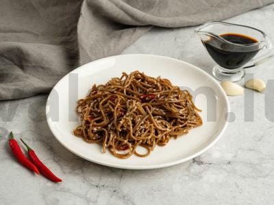 Soba su raudonaisiais aštriaisiais pipirais, sezamo sėklomis ir česnakais papuošimui Žingsnis 4