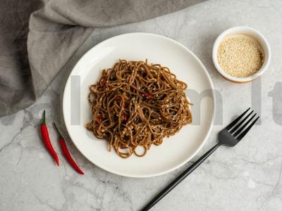Soba su raudonaisiais aštriaisiais pipirais, sezamo sėklomis ir česnakais papuošimui pagrindine nuotrauka