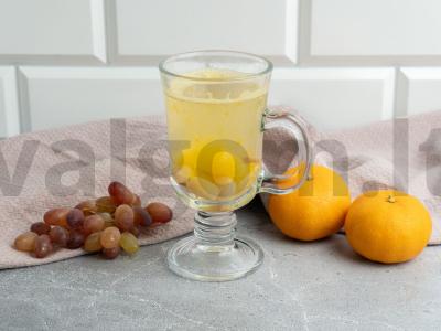 Vynuogių ir mandarinų gėrimas. pagrindine nuotrauka