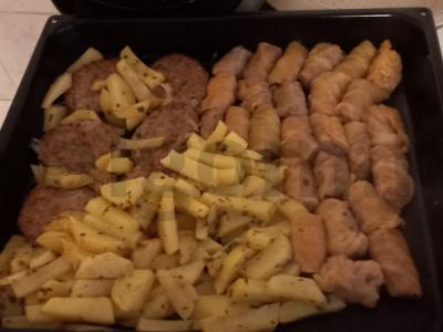 Kotletai su bulvėmis ir įdarytais kopūstais pagrindine nuotrauka
