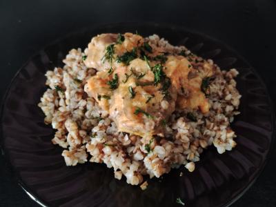 Vištienos kukuliai pomidorų ir grietinės padaže su grikiais pagrindine nuotrauka