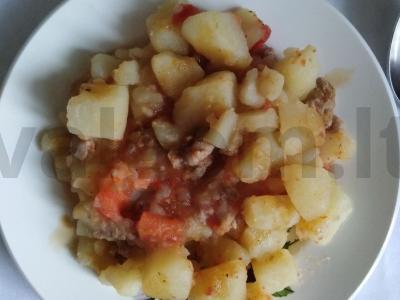 Mišrainė su malta mėsa ir bulvėmis pagrindine nuotrauka