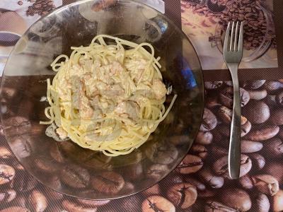 Makaronai su lašiša grietinėlėje pagrindine nuotrauka