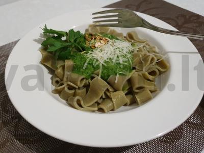 Makaronai su špinatais ir naminiu pesto padažu pagrindine nuotrauka