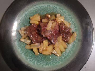 Karamelizuota jautiena su ananasais pagrindine nuotrauka