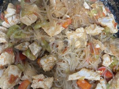 Funchose su daržovėmis ir vištiena pagrindine nuotrauka