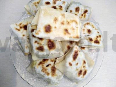 Gözleme su malta mėsa, šviežiomis žolelėmis ir sūriu pagrindine nuotrauka