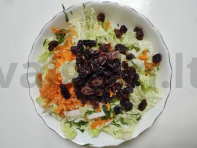 Gausios kopūstų ir žemės riešutų salotos Žingsnis 2