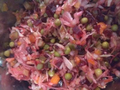 Vinaigrette su raugintais kopūstais ir agurkais pagrindine nuotrauka