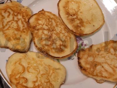 Varškės blyneliai su obuoliais pagrindine nuotrauka