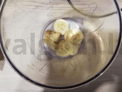 Bananų kokteilis su braškių sirupu ir šokolado drožlėmis Žingsnis 1
