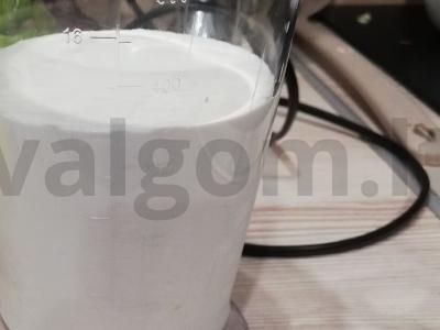 Bananų kokteilis su braškių sirupu ir šokolado drožlėmis Žingsnis 2