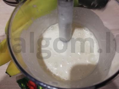 Bananų kokteilis su braškių sirupu ir šokolado drožlėmis Žingsnis 3