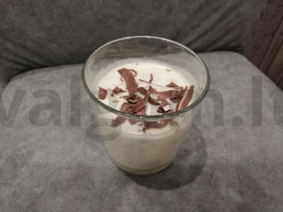 Bananų kokteilis su braškių sirupu ir šokolado drožlėmis pagrindine nuotrauka