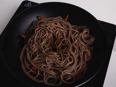 Soba su kalmarais ir saldžiarūgščiu padažu Žingsnis 7