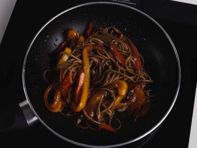 Soba su kalmarais ir saldžiarūgščiu padažu Žingsnis 8