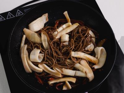 Soba su kalmarais ir saldžiarūgščiu padažu Žingsnis 10