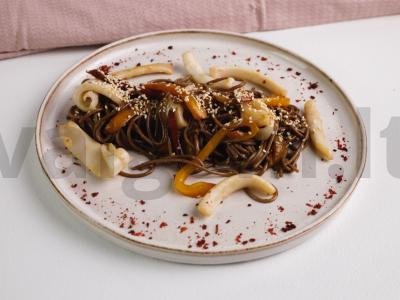 Soba su kalmarais ir saldžiarūgščiu padažu pagrindine nuotrauka