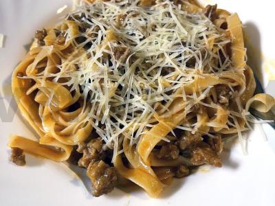 Greita Bolonijos makaronų bolognese pagrindine nuotrauka
