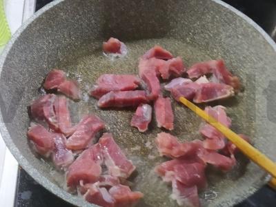 Wok kiaulienos ryžiai Žingsnis 3