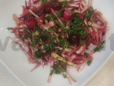 Vitaminų salotos su obuoliais pagrindine nuotrauka