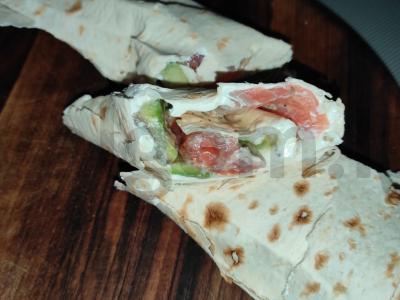 Lašišos ir avokado suktinukas pagrindine nuotrauka