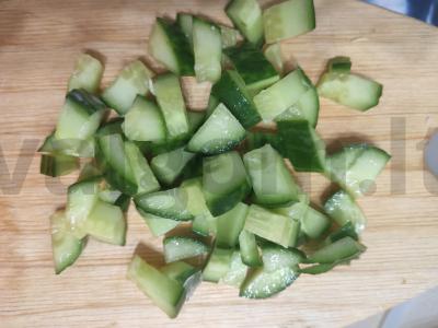 Kopūstų, agurkų ir pomidorų salotos "Freshness" Žingsnis 2