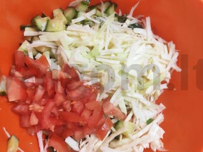 Kopūstų, agurkų ir pomidorų salotos "Freshness" Žingsnis 4