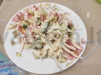 Kopūstų, agurkų ir pomidorų salotos "Freshness" pagrindine nuotrauka