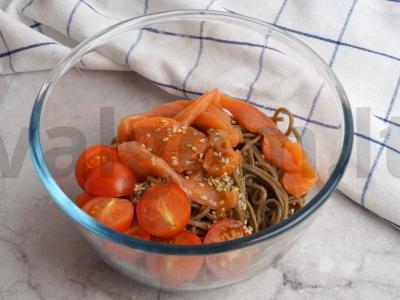 Soba su lengvai sūdyta lašiša ir vyšniniais pomidorais Žingsnis 3