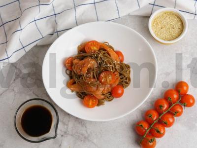 Soba su lengvai sūdyta lašiša ir vyšniniais pomidorais pagrindine nuotrauka