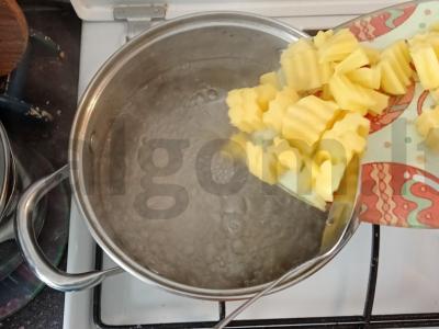 Bulvių troškinys su koldūnais Žingsnis 1