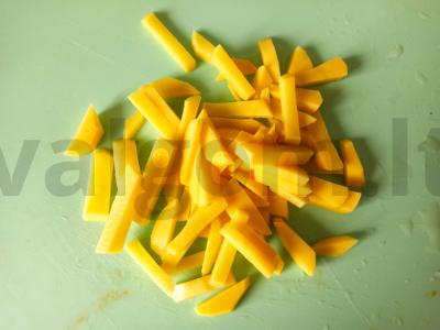 Sriuba su šprotais pomidoruose ir kukurūzų kruopomis Žingsnis 1