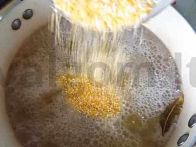 Sriuba su šprotais pomidoruose ir kukurūzų kruopomis Žingsnis 2