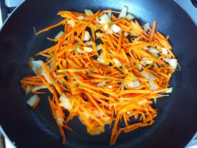 Sriuba su šprotais pomidoruose ir kukurūzų kruopomis Žingsnis 3