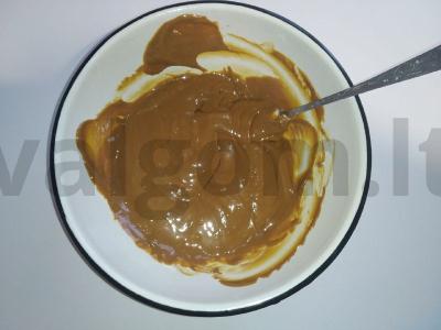 Žemės riešutų "Snickers" pyragas su beleko sluoksniu ir kondensuotu pienu Žingsnis 4