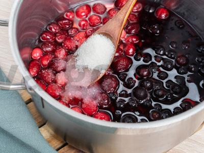 Spanguolių morsas su juodaisiais serbentais Žingsnis 1