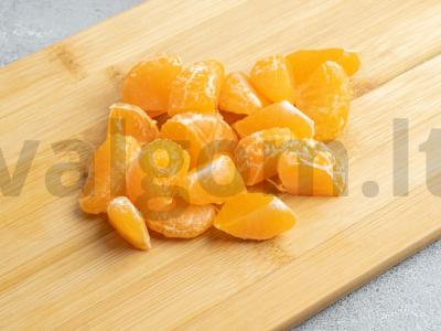 Mandarinų salotos su krabų lazdelėmis Žingsnis 1