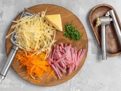 Salotos su kukurūzais ir pusiau rūkyta dešra Žingsnis 1