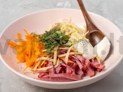 Salotos su kukurūzais ir pusiau rūkyta dešra Žingsnis 2