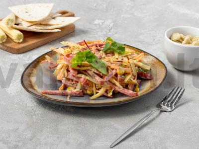 Salotos su kukurūzais ir pusiau rūkyta dešra pagrindine nuotrauka