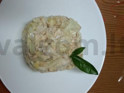 Jūros pakrantės salotos su upėtakiais ir juodadėmėmis menkėmis pagrindine nuotrauka