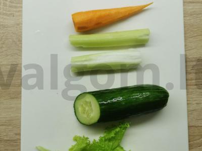 Traškios vitaminų salotos su salierų stiebais Žingsnis 1