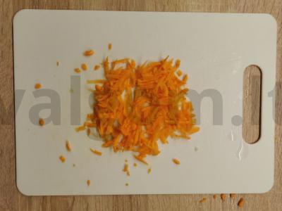 Traškios vitaminų salotos su salierų stiebais Žingsnis 3