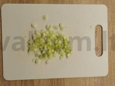 Traškios vitaminų salotos su salierų stiebais Žingsnis 4