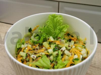 Traškios vitaminų salotos su salierų stiebais pagrindine nuotrauka