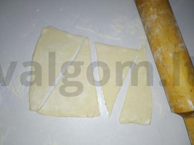 Saldūs rageliai iš sluoksniuotos tešlos Žingsnis 1